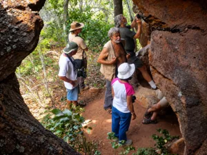 Exploradores-em-abrigo-rochoso-na-floresta.